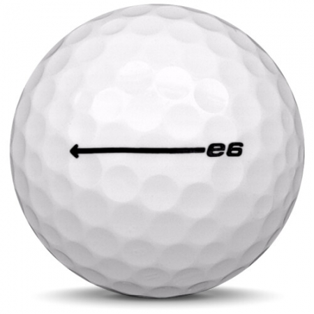 De golfbal Bridgestone E6 in jaarmodel 2022.