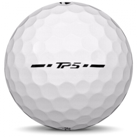 De golfbal TaylorMade TP5 in jaarmodel 2025.